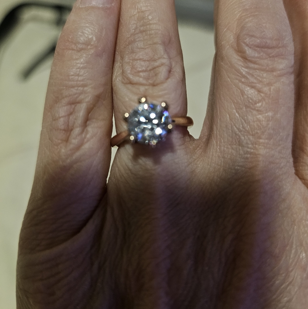 Elegant Gold Solitaire Ring - Picture 5 of 5